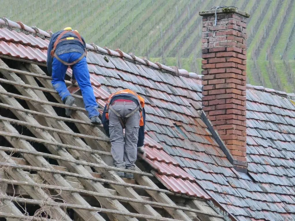 Pourquoi faire appel à un professionnel pour la pose d’une toiture neuve ?